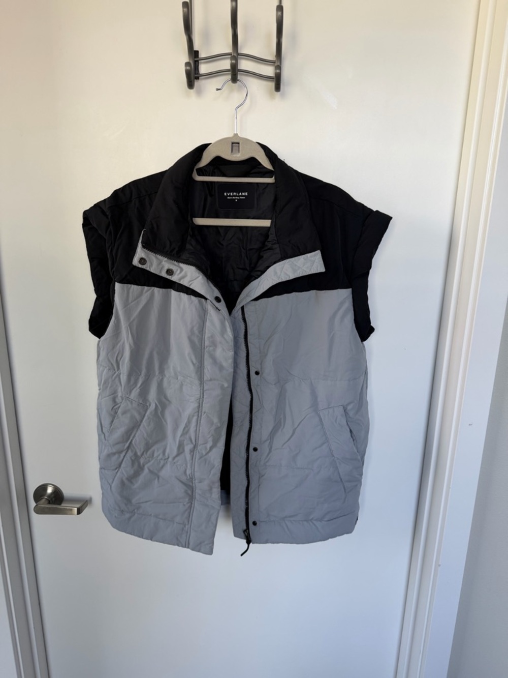 Everlane Men’s Black and Light Gray Quilted Sleeveless Vest